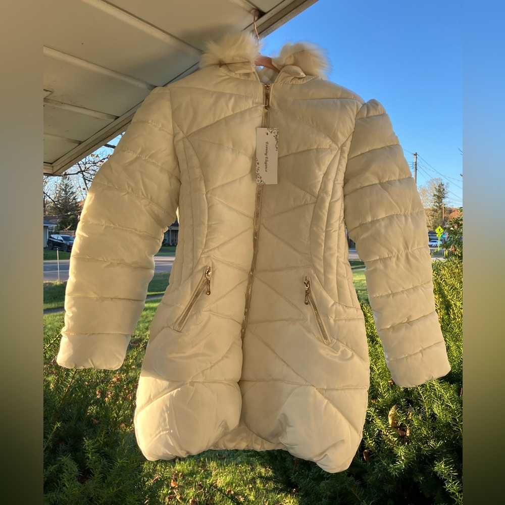 Elegant Cream Puffer Jacket with Faux Fur Trim